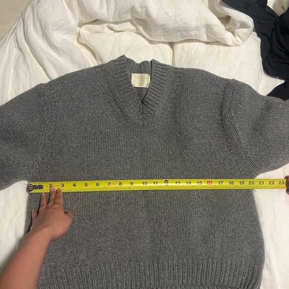 NWOT DOEN Geonna Cashmere V-neck Sweater in Morning Mist Gray - Picture 11 of 12